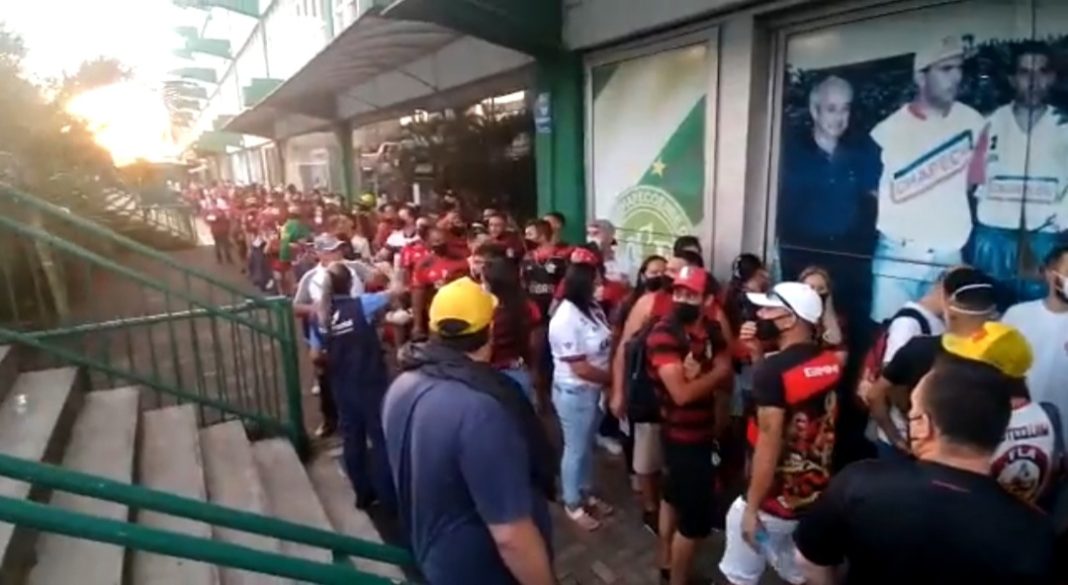Torcedores do Flamengo entrando na Arena Condá