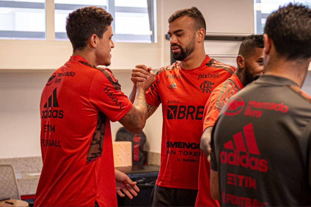 Fabrício Bruno conhece elenco do Flamengo