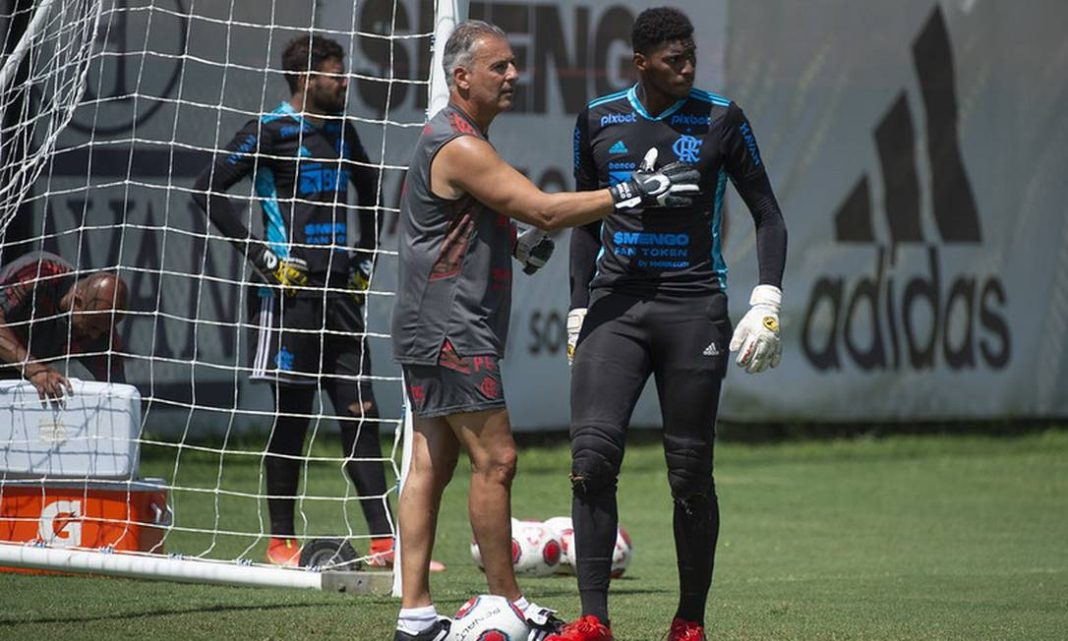 Hugo Souza em treinamento com preparador. Foto: Alexandre Vidal