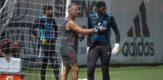 Hugo Souza em treinamento com preparador. Foto: Alexandre Vidal