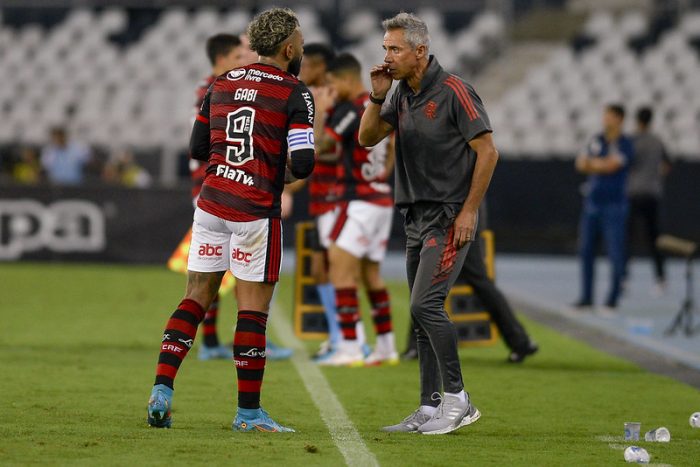 Paulo Sousa demonstra relação de confiança com camisa 9. Foto: Marcelo Cortes